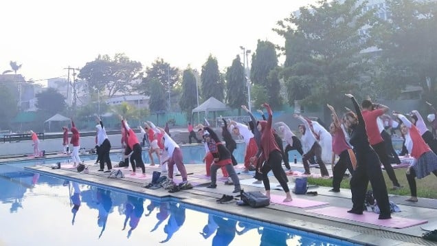 Festival Olahraga Kesehatan: Kaborasi Komunitas Aquarobic dan Yogalates di Surabaya